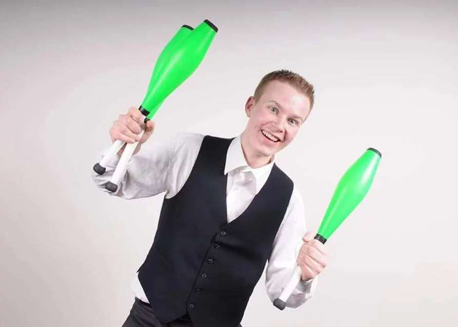 Kristian med grønne sjongleringskjegler