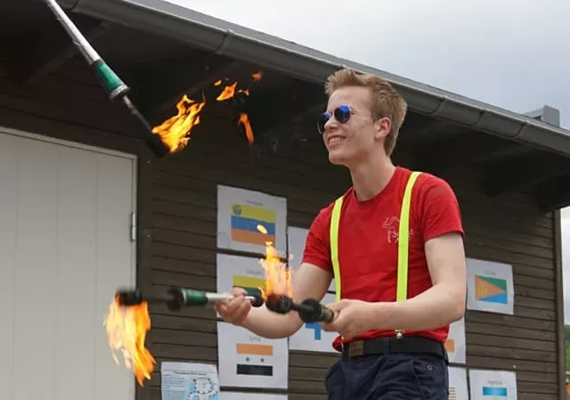 Sjonglering med flammer