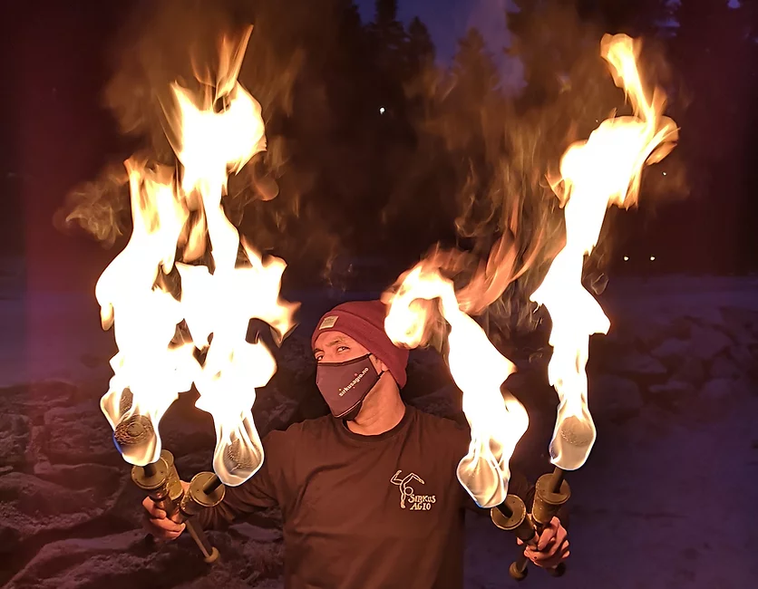 Person holder fire fakler