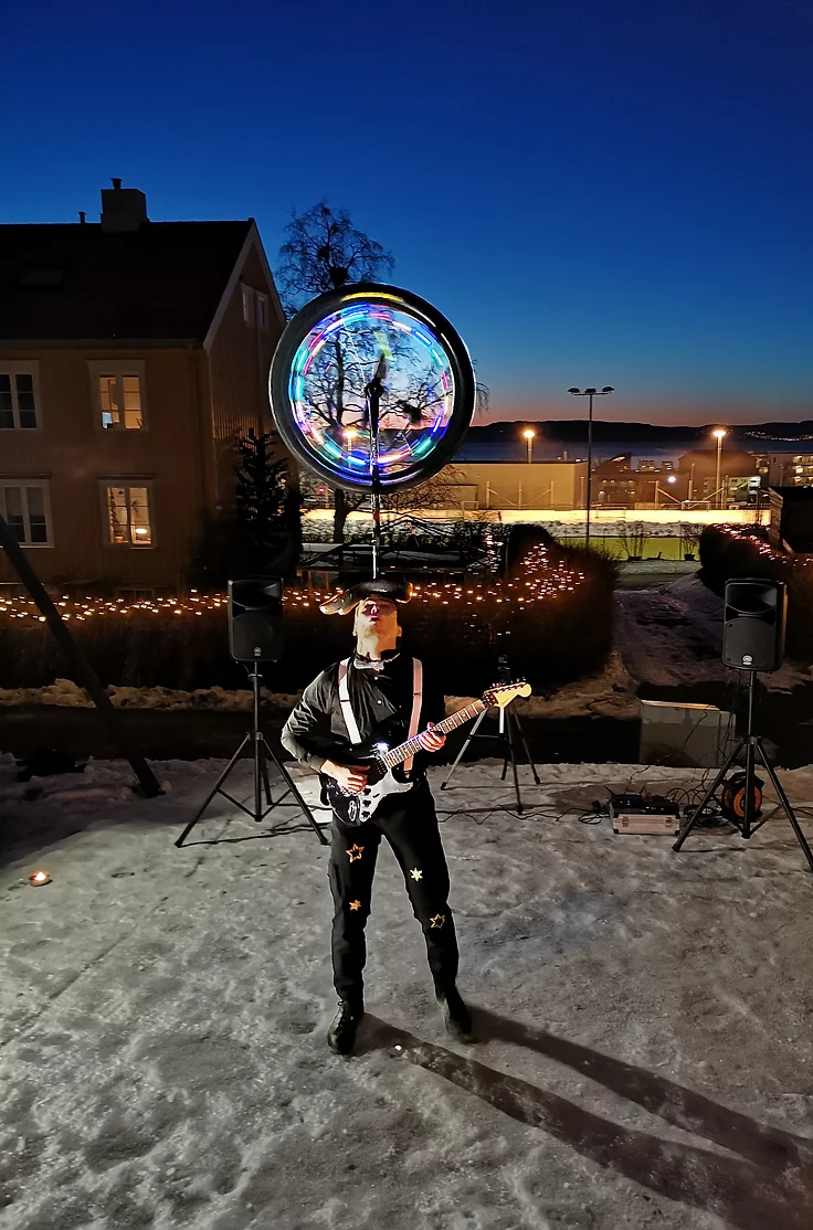 Andreas balanserer ting på hodet mens han spiller elgitar