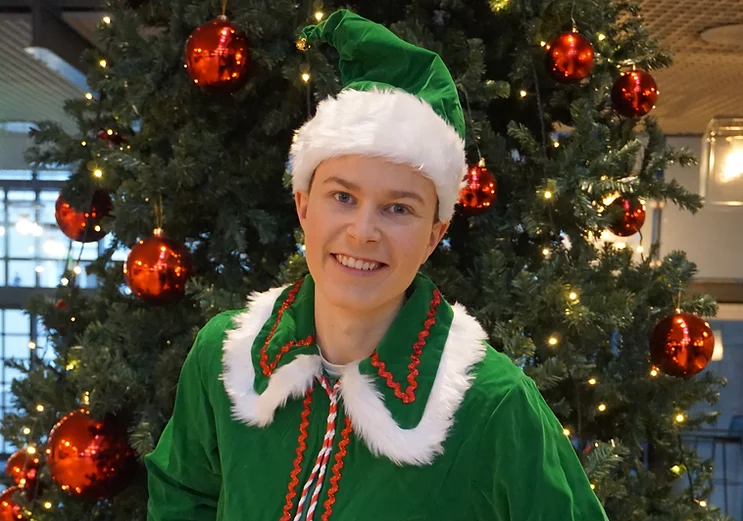 Kristian i julekostyme